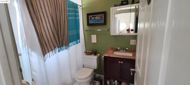 2825 Market St, Oakland CA: https://media.crmls.org/mediaz/0bcace00-a57d-4b63-a777-f00058376799.jpg