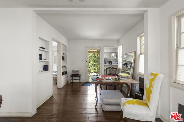 10941 Peach Grove Street, Toluca Lake CA: https://media.crmls.org/mediaz/0bcb1122-ecda-4fae-a56a-f3490aa81e7c.jpg