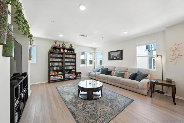 5405 Calle Sand Arch, San Diego CA: https://media.crmls.org/mediaz/0bcb7bb7-d573-403f-aa6d-c8321bb961f0.jpg