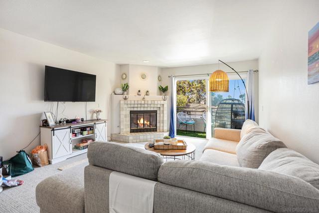4887 Bella Pacific Row, San Diego CA: https://media.crmls.org/mediaz/0bcb8058-565d-43a8-977d-6cfc96a21aed.jpg