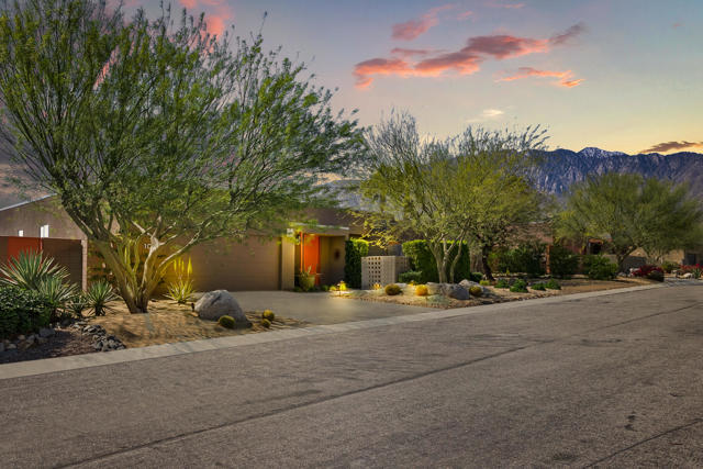 1069 Azure Court, Palm Springs CA: https://media.crmls.org/mediaz/0bcbc0c5-966e-4d95-b443-f95ef36e8e54.jpg