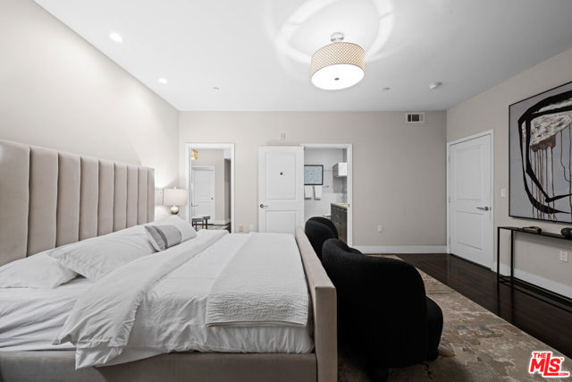 1411 N Detroit Street, Los Angeles CA: https://media.crmls.org/mediaz/0bcc210c-2c90-41df-ae37-a47bfd85e204.jpg