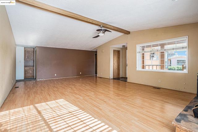 345 Benet Ct, Bethel Island CA: https://media.crmls.org/mediaz/0bcc9d96-297a-4017-b504-aab3b65f4988.jpg