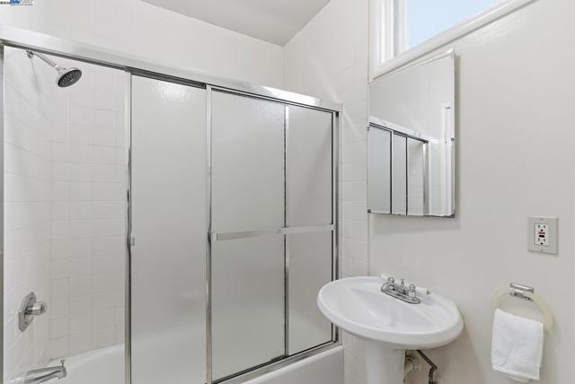 2133 Clinton Ave, Alameda CA: https://media.crmls.org/mediaz/0bccc80c-1e7d-4ee2-961d-36900a6faf63.jpg