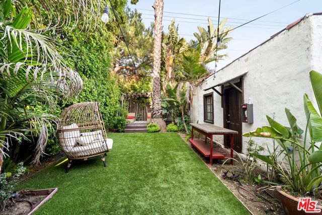 500 N Genesee Avenue, Los Angeles CA: https://media.crmls.org/mediaz/0bcd431f-d1d2-4cfa-9dba-4a8f2185f1c2.jpg