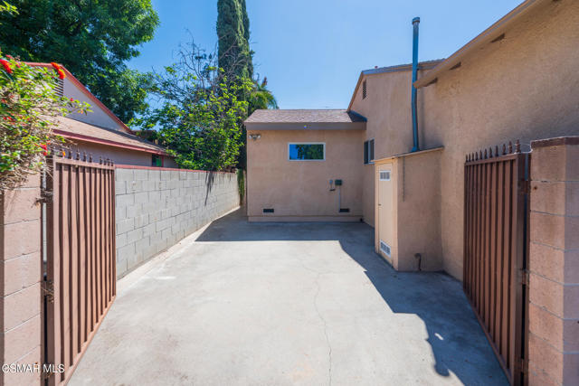 6120 Zelzah Avenue, Encino CA: https://media.crmls.org/mediaz/0bcdf9e2-4b16-4fa3-800f-be830bbd9782.jpg