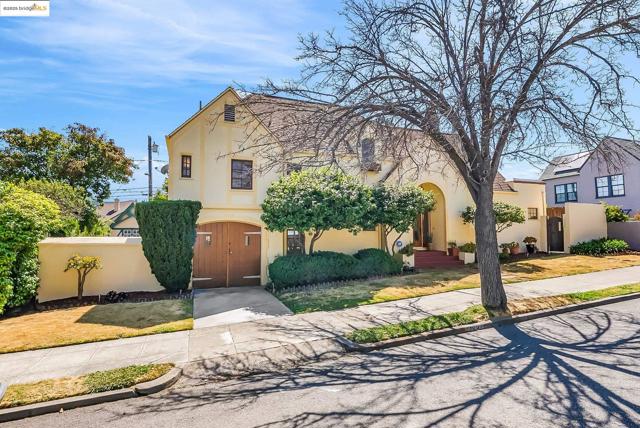 5605 Picardy Dr, Oakland CA: https://media.crmls.org/mediaz/0bce328f-ed95-42f2-b857-7e0d2fe301e8.jpg