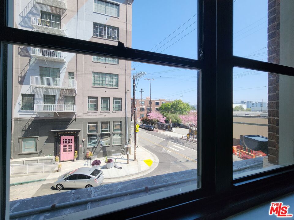 https://media.crmls.org/mediaz/0bcfd718-a8a8-4e01-9f08-81c7b1520407.jpg?preset=X-Large