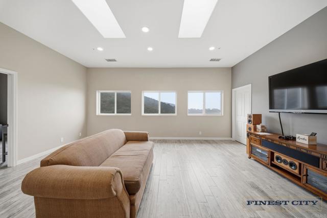 Detail Gallery Image 20 of 65 For 1925 Robinhood Rd, Vista,  CA 92084 - 5 Beds | 4/1 Baths