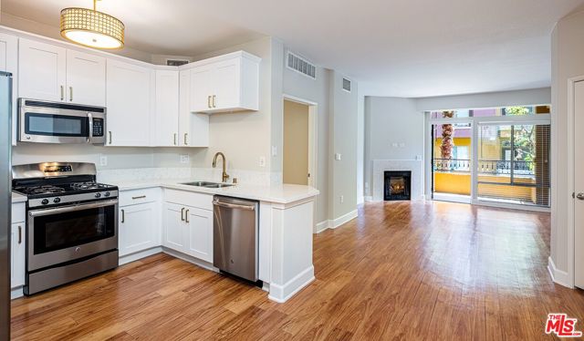 348 S Hauser Boulevard, Los Angeles CA: https://media.crmls.org/mediaz/0bd232b6-d7dc-444a-a0af-d53ca960ea30.jpg