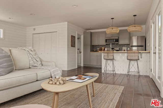 571 N Cahuenga Boulevard, Los Angeles CA: https://media.crmls.org/mediaz/0bd28ac2-12fe-451f-96c2-95c32220dcd9.jpg