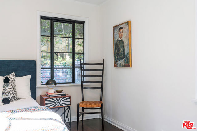 3827 Carnavon Way, Los Angeles CA: https://media.crmls.org/mediaz/0bd28faf-6e9e-4ce8-afd3-447529022260.jpg