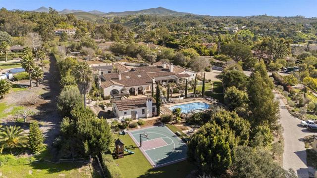 16636 El Zorro Vista, Rancho Santa Fe CA: https://media.crmls.org/mediaz/0bd2c8be-111f-47ca-b0ab-23038a9a4f9d.jpg