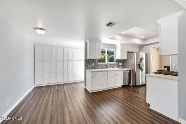 Kitchen and breakfast area