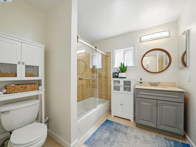 2323 Mastlands Dr, Oakland CA: https://media.crmls.org/mediaz/0bd2fa7d-62bd-4558-beae-ca30295d6921.jpg
