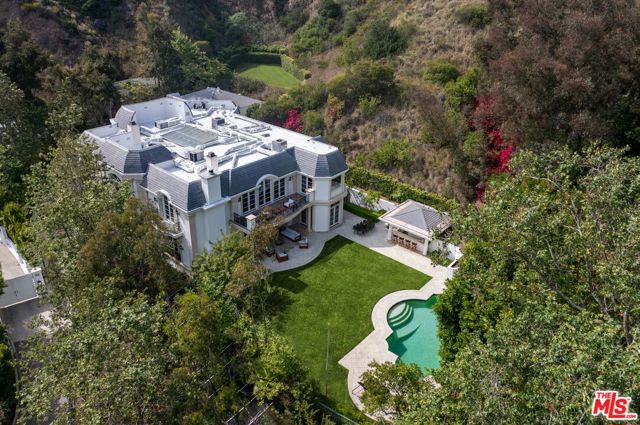 10509 Vestone Way, Los Angeles CA: https://media.crmls.org/mediaz/0bd2fa93-0383-4e82-bcfa-8065889daa15.jpg