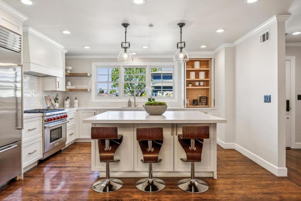 https://media.crmls.org/mediaz/0bd35682-69d8-432a-b5cc-ef1643ef3102.jpg?preset=X-Large
