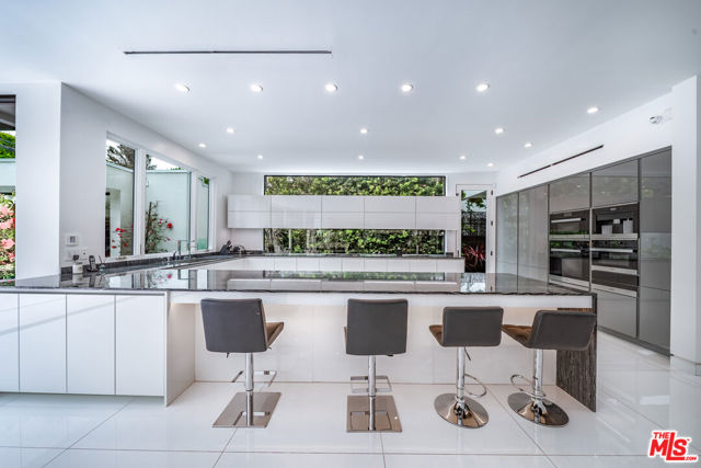 511 N Rexford Drive, Beverly Hills CA: https://media.crmls.org/mediaz/0bd389ed-cb92-416f-b769-402f95b50cbf.jpg