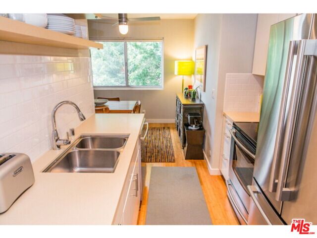 525 N Sycamore Avenue, Los Angeles CA: https://media.crmls.org/mediaz/0bd3f676-8732-41e3-a0fc-8d5af48d1be7.jpg