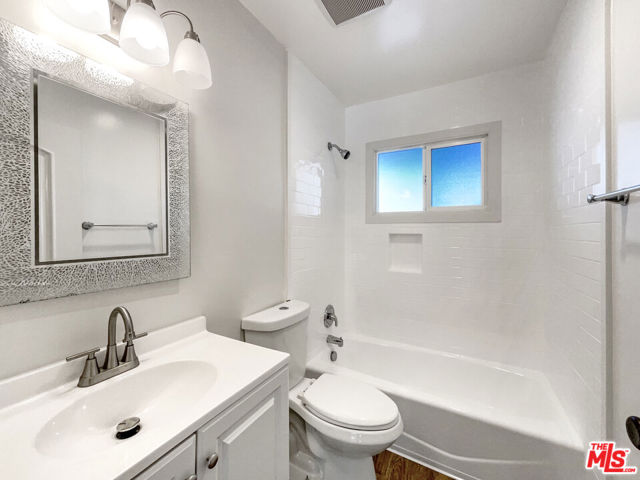 226 Calle La Sombra, Camarillo CA: https://media.crmls.org/mediaz/0bd48675-17bc-4f13-a405-687993d87c51.jpg