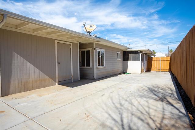 12643 Castle Court Dr, Lakeside CA: https://media.crmls.org/mediaz/0bd54217-e05d-4238-980a-3662c0bc81db.jpg