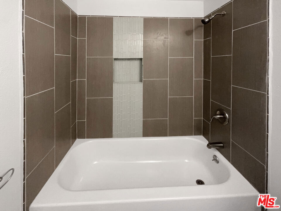 https://media.crmls.org/mediaz/0bd5bce9-22b5-4ca5-a402-9025c34646fb.jpg?preset=X-Large