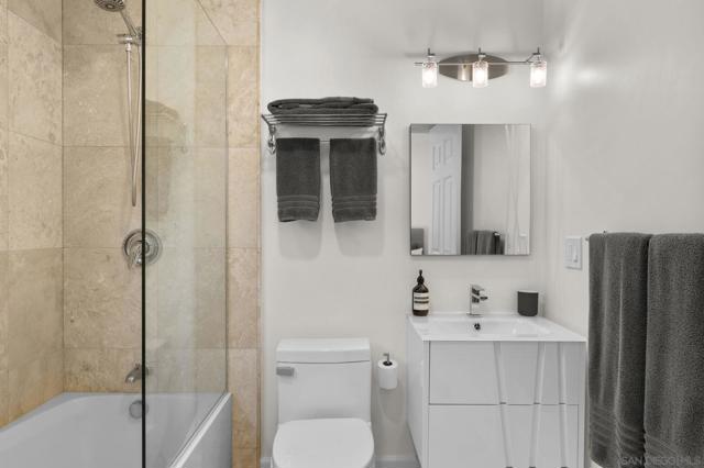 5787 Bellevue Ave, La Jolla CA: https://media.crmls.org/mediaz/0bd5ef86-d9ed-49c8-94bd-3eabe13e0885.jpg
