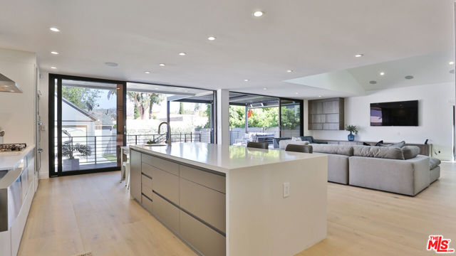 842 S Ogden Drive, Los Angeles CA: https://media.crmls.org/mediaz/0bd61673-d387-46e5-9f24-7e7ee6b68c1e.jpg