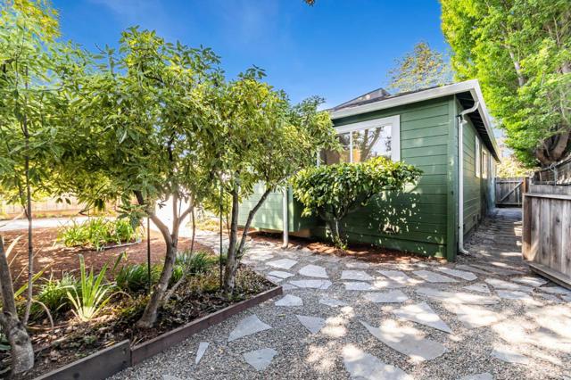 928 Peggy Lane, Menlo Park CA: https://media.crmls.org/mediaz/0bd6beaf-2e6e-4833-aeb3-d2f19a9b6e1f.jpg