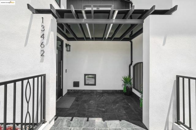 13462 Campus drive, Oakland CA: https://media.crmls.org/mediaz/0bd7c020-7cb5-4a47-b944-e5fe9edde7eb.jpg