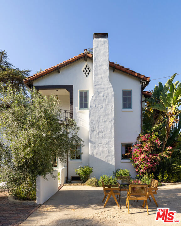 205 S Lomita Avenue, Ojai CA: https://media.crmls.org/mediaz/0bd7f935-e27d-4381-ac2a-11de2a0e2d71.jpg