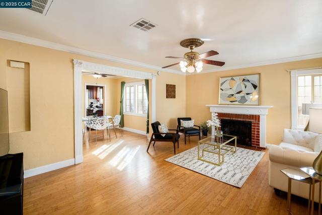 66 Murdock St, Richmond CA: https://media.crmls.org/mediaz/0bd8c1a3-9dcb-4ee6-a063-3b71018d0336.jpg