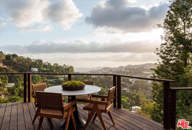 7420 Cervantes Place, Los Angeles CA: https://media.crmls.org/mediaz/0bd9501e-65e5-4bc3-9e4e-e868e0fa195c.jpg