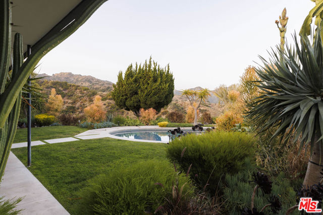 3306 Deronda Drive, Los Angeles CA: https://media.crmls.org/mediaz/0bd99494-c300-4852-b9b2-45c35d7760d7.jpg