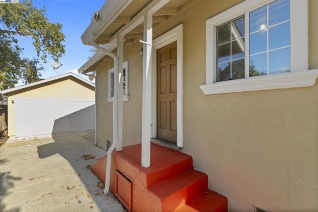 2825 Marlborough Avenue, Redwood City CA: https://media.crmls.org/mediaz/0bda2f3c-440a-4bdb-ba5f-aa2f31bc0b33.jpg