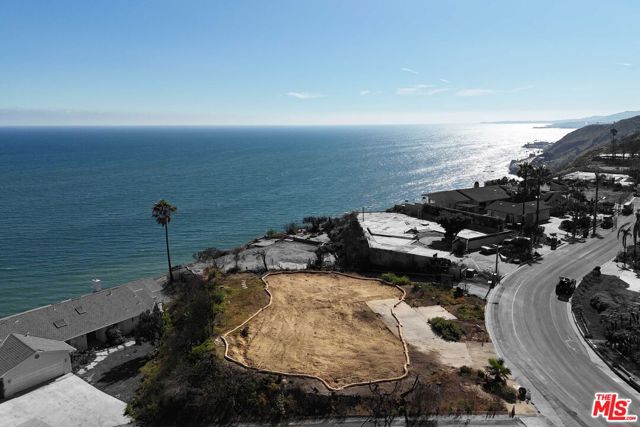 20454 Roca Chica Drive, Malibu CA: https://media.crmls.org/mediaz/0bda445c-a1d9-4b88-af15-48bd5a06c5d5.jpg