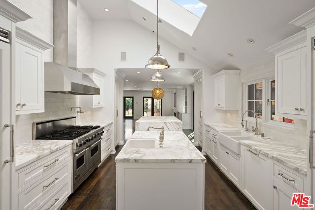 516 Lincoln Boulevard, Santa Monica CA: https://media.crmls.org/mediaz/0bda6d17-3501-42ab-99b7-757fd5f39567.jpg