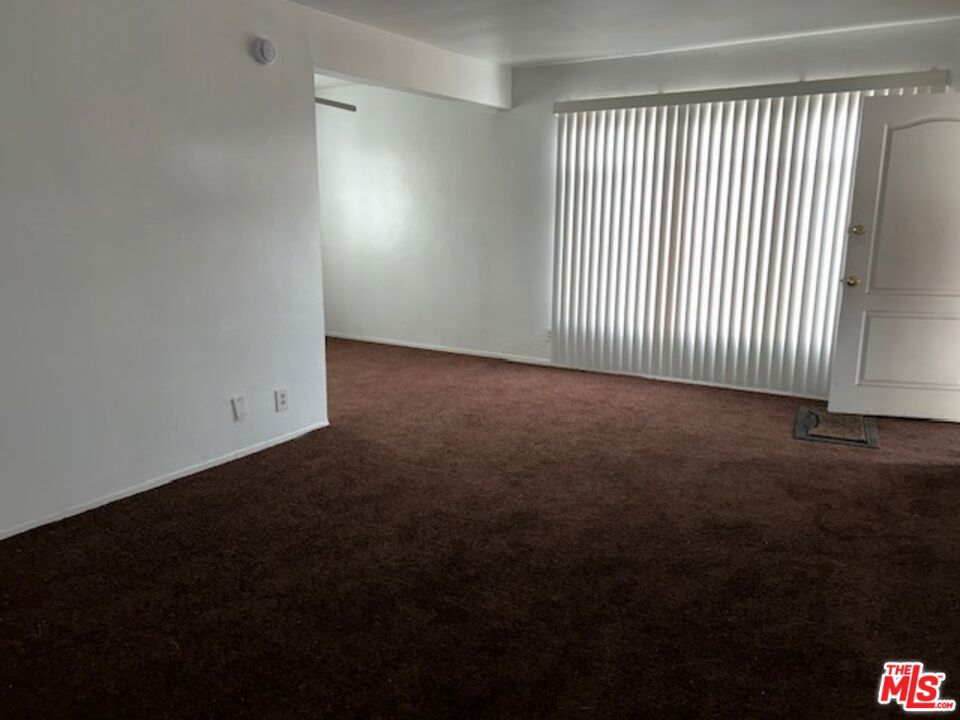 https://media.crmls.org/mediaz/0bdaa83e-c0f9-41dc-bf4b-a00b1503ac8e.jpg?preset=X-Large