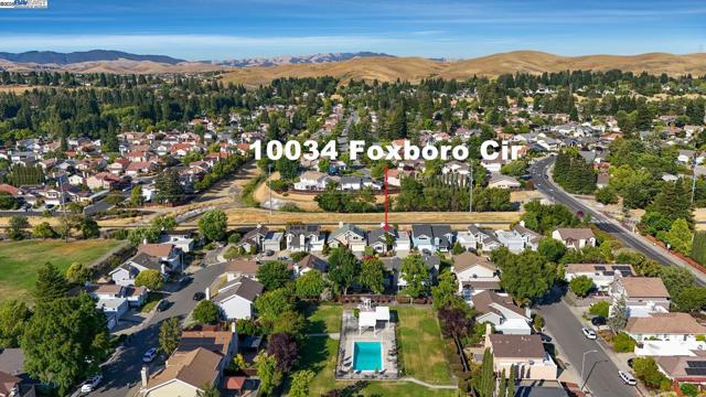 10034 Foxboro Cir, San Ramon CA: https://media.crmls.org/mediaz/0bdb6777-9ad4-42bf-ac47-d7743156810e.jpg