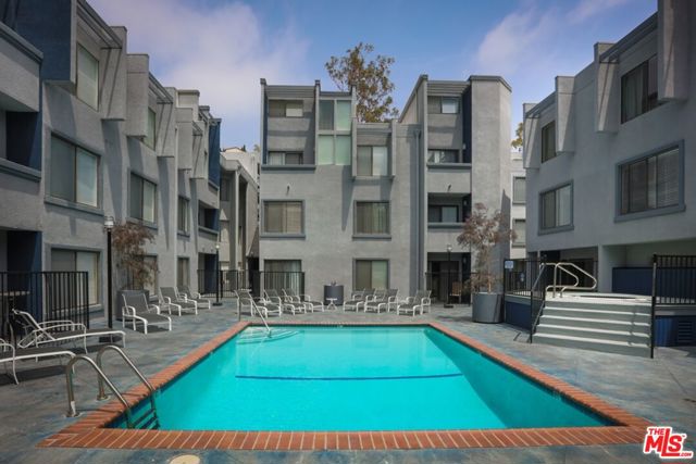1940 N HIGHLAND Avenue, Los Angeles CA: https://media.crmls.org/mediaz/0bdc4330-8e96-4577-84cb-3cfb700b6fd2.jpg