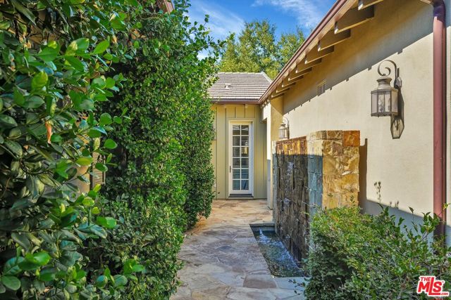 29734 Mulholland Highway, Agoura Hills CA: https://media.crmls.org/mediaz/0bdc56e4-3eb7-4cbf-93dd-815777944f31.jpg