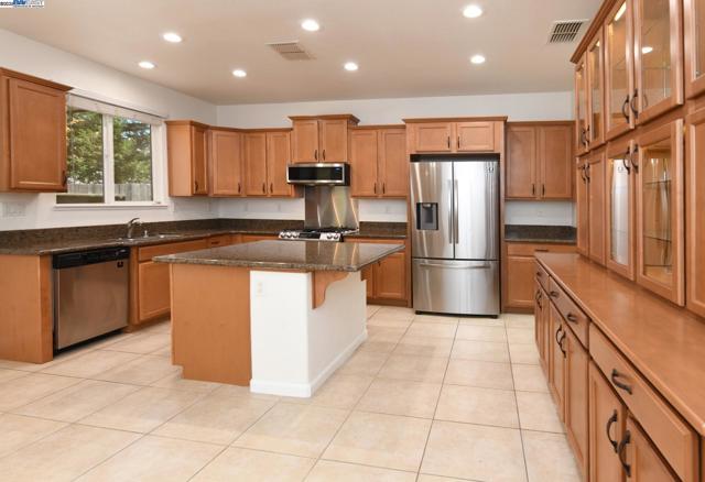 660 Mazzolo Dr, Lincoln CA: https://media.crmls.org/mediaz/0bdc7106-8428-432b-8abc-1a241ba34013.jpg