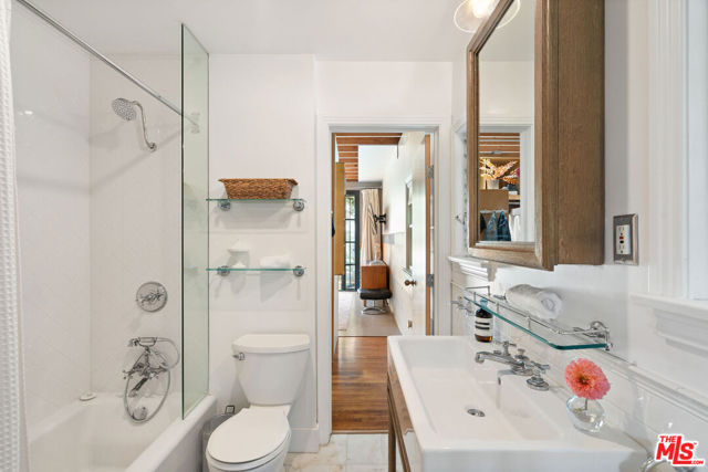 2311 Glencoe Avenue, Venice CA: https://media.crmls.org/mediaz/0bdd237f-ff6c-4b52-b92f-555476dba9a8.jpg