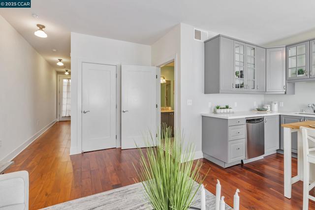 4395 Piedmont Ave, Oakland CA: https://media.crmls.org/mediaz/0bddc0db-bee6-4c0a-815f-ec59fcd9a238.jpg