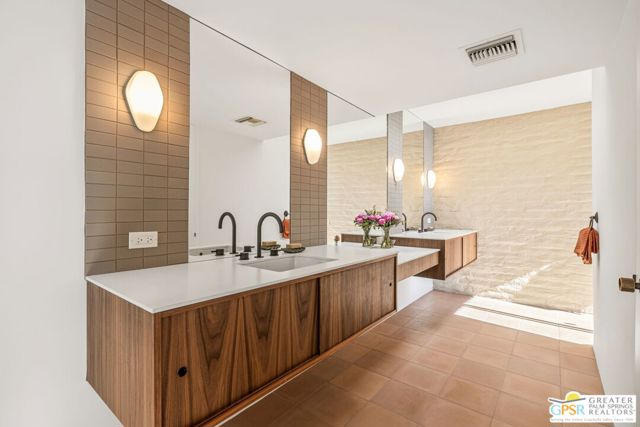 695 N Camino Real, Palm Springs CA: https://media.crmls.org/mediaz/0bde7fec-b2b6-4880-9ad6-35cae53e9eee.jpg