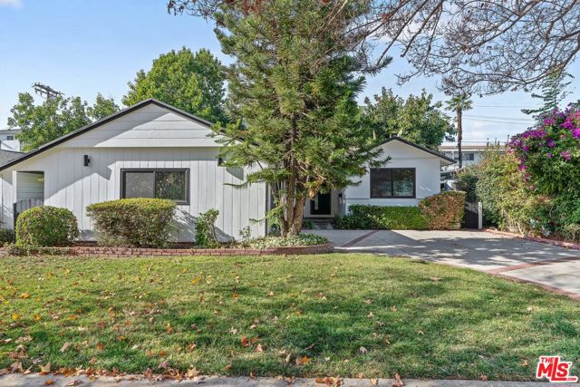 5413 Halbrent Avenue, Sherman Oaks CA: https://media.crmls.org/mediaz/0bdf2cb0-86ee-4aa8-baae-da1ef2e3a3f6.jpg