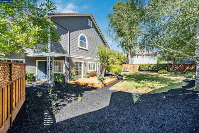 5 Stuart Place, Danville CA: https://media.crmls.org/mediaz/0bdf2d88-196d-429c-826a-9bb87d1ec16b.jpg