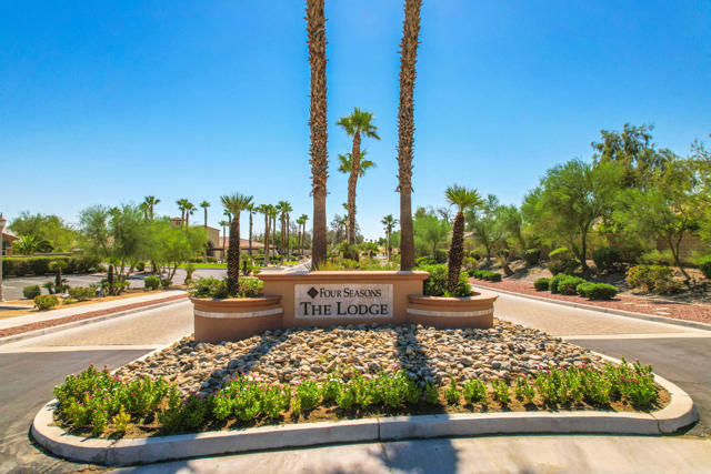 3854 Blue Sky Way, Palm Springs CA: https://media.crmls.org/mediaz/0be02298-4020-49ed-9218-1fce77277b3a.jpg