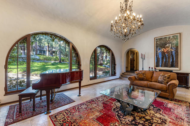 5321 Alta Canyada Road, La Canada Flintridge CA: https://media.crmls.org/mediaz/0be06901-1ff8-4f96-8272-a109e50d7beb.jpg