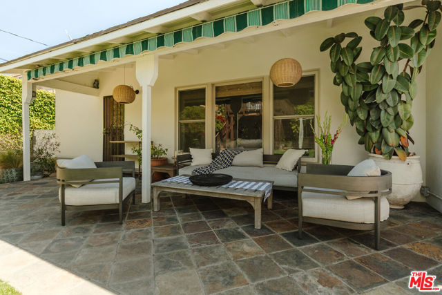 5635 S Chariton Avenue, Los Angeles CA: https://media.crmls.org/mediaz/0be20a9b-1cd4-406a-b2f0-6716044b4b03.jpg